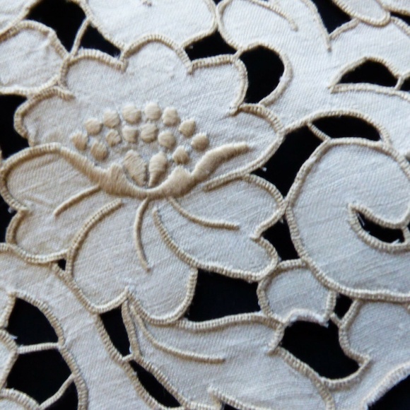 Handmade Ecru Embroidery Cutout work floral lace 18 x 11.25 Table Linen Placemat - Picture 3 of 5